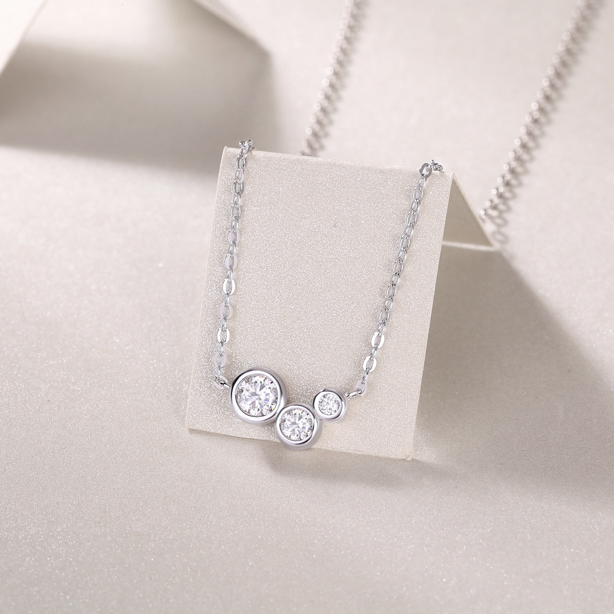White Dew – Triple Stone Moissanite Sparkle Necklace
